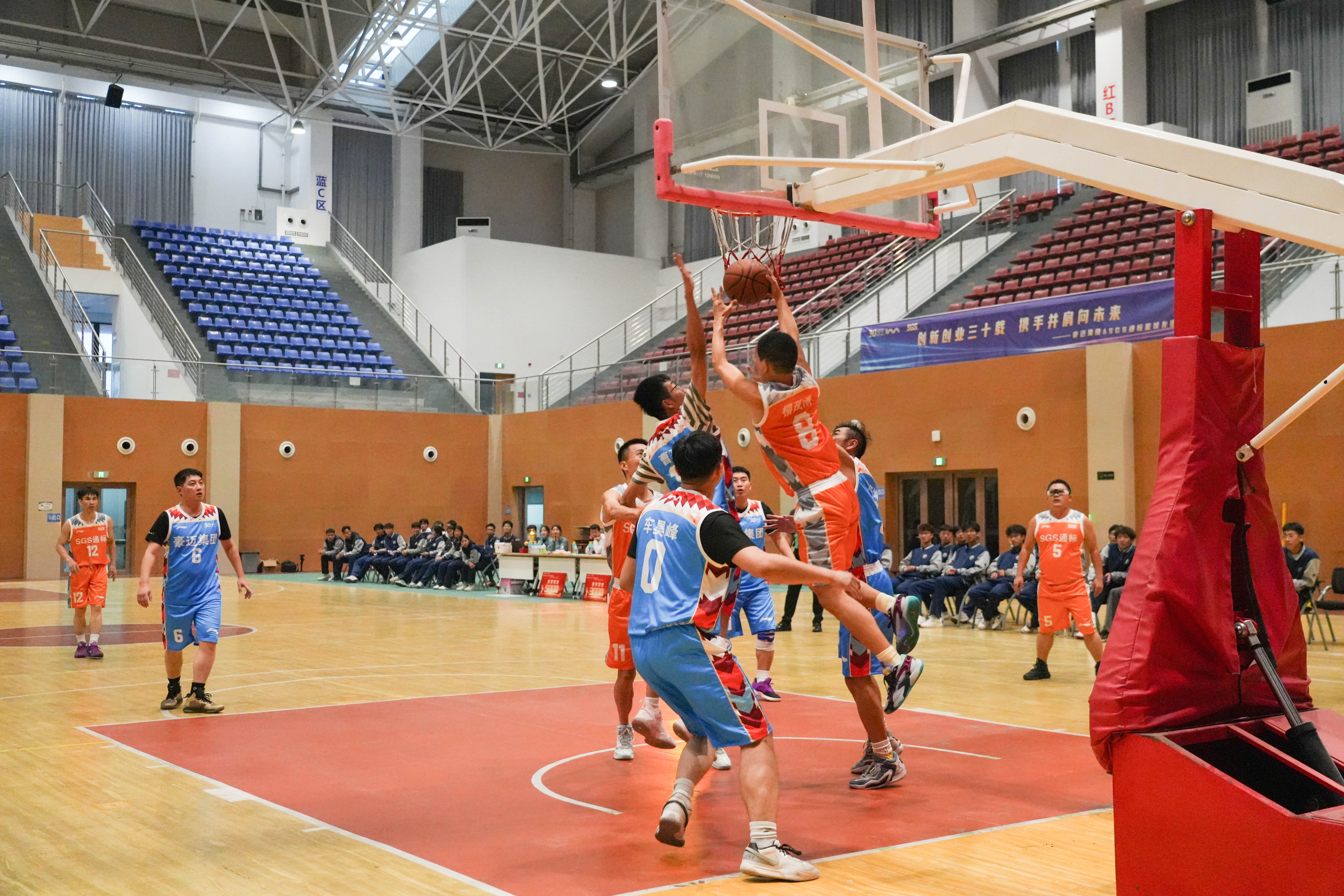 开云体育官网-包含篮球赛场一片热闹，球队奋力拼搏的词条