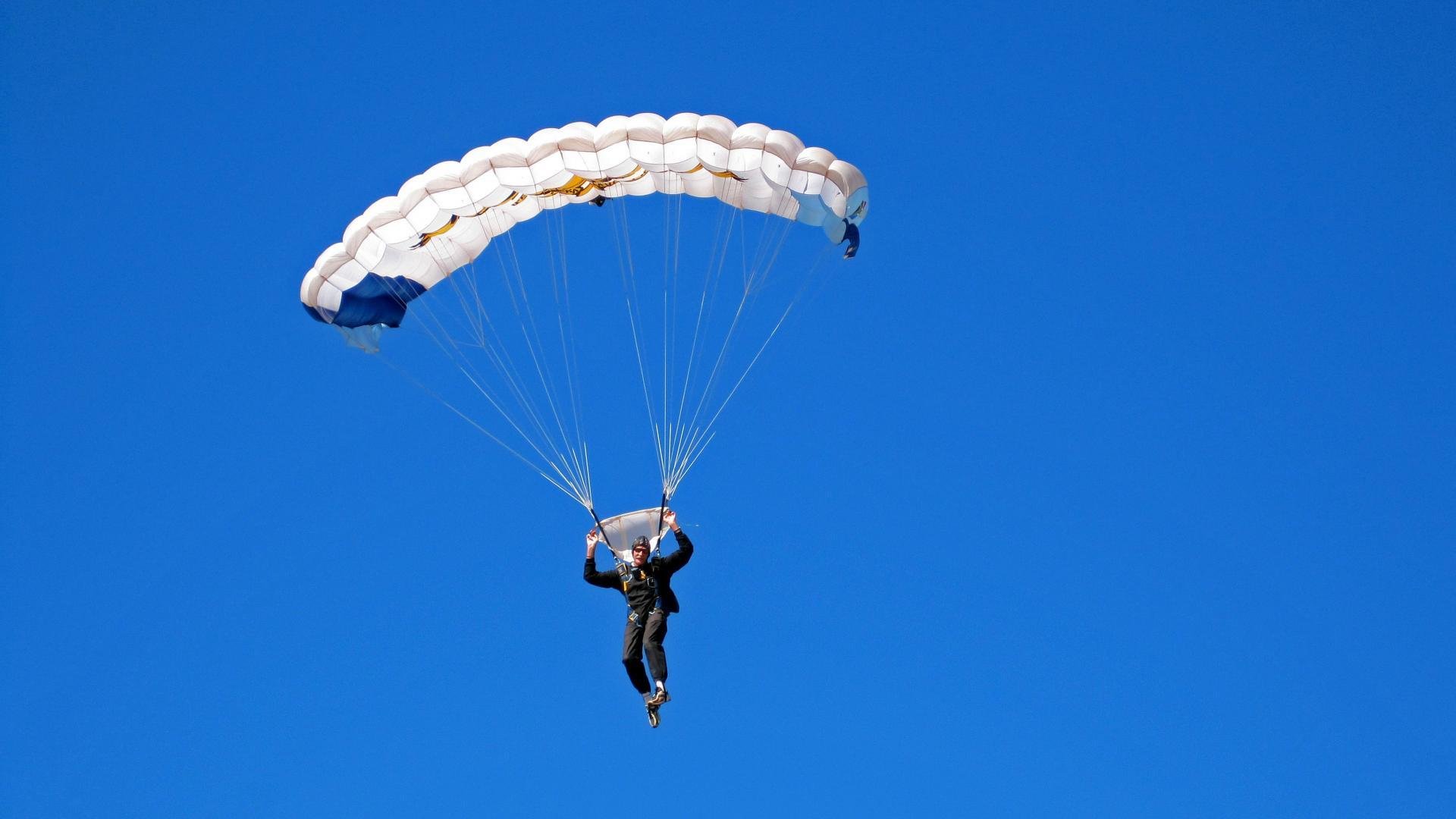 冰与火的对决，奥亚尔萨瓦尔在F1街道赛的几内亚式收割